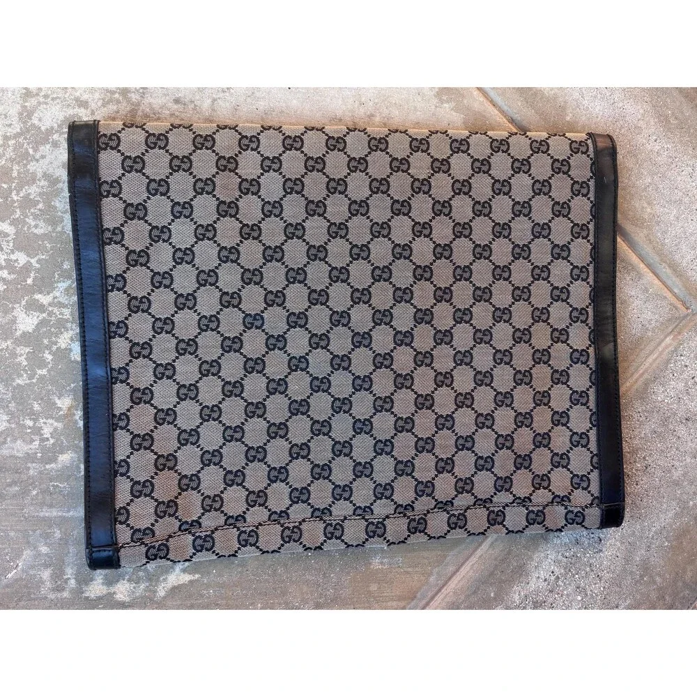Gucci this logo